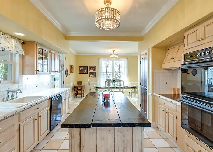Spacious Shawnee Forest Hideaway! Hilltop Estate Holiday home