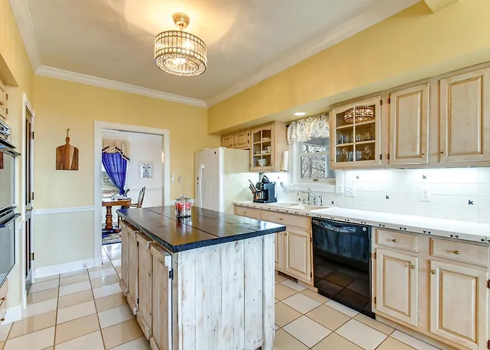 Spacious Shawnee Forest Hideaway! Hilltop Estate *