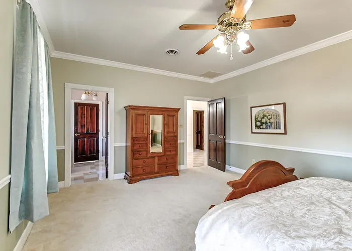 Spacious Shawnee Forest Hideaway! Hilltop Estate Holiday home