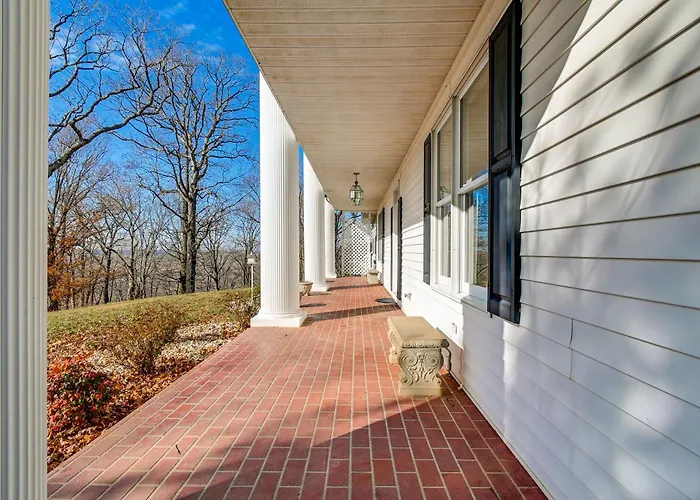 Spacious Shawnee Forest Hideaway! Hilltop Estate